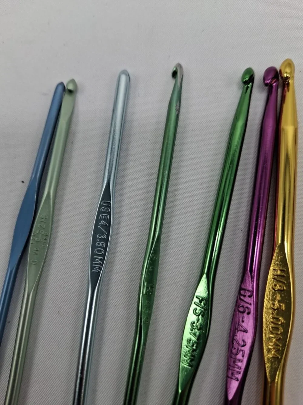 11 Piece Crochet Hook Set Ergonomic Multi Color Hooks - Vtg